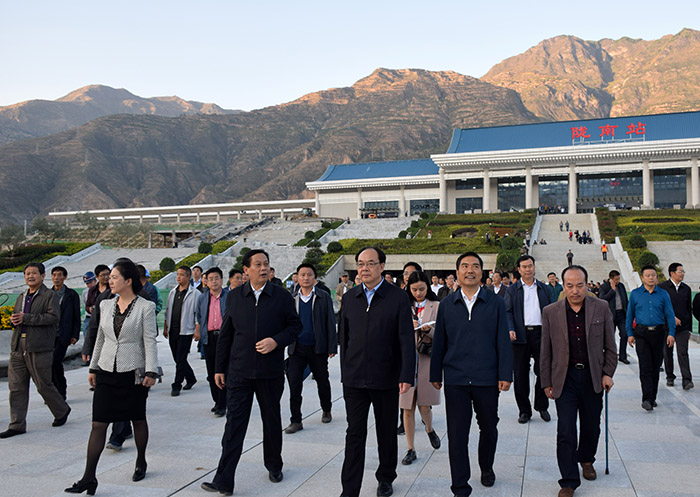 全國、省市政協(xié)委員體驗(yàn)蘭渝鐵路、視察階州廣場
