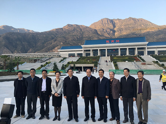 全國、省市政協(xié)委員體驗(yàn)蘭渝鐵路、視察階州廣場