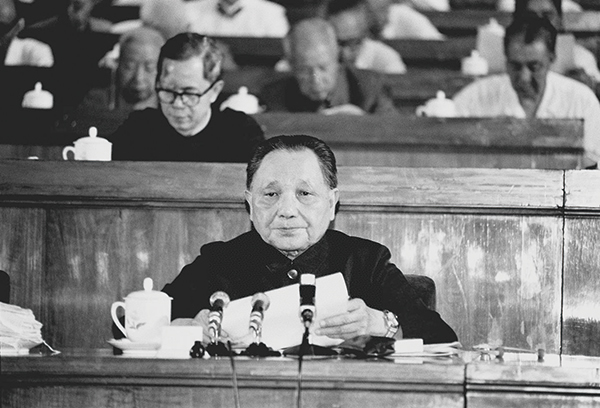 關(guān)于堅(jiān)持和發(fā)展中國特色社會(huì)主義的幾個(gè)問題