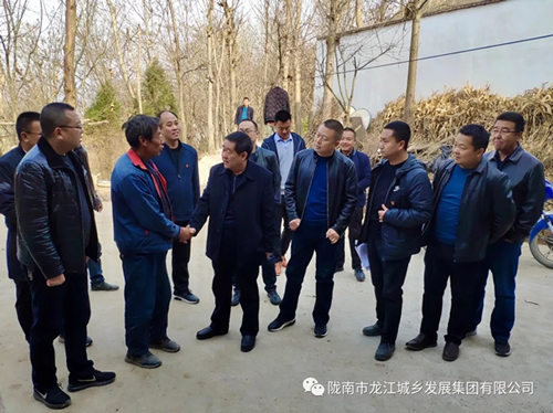 市龍江集團(tuán)在文縣橋頭鎮(zhèn)安子坡村開展“解難題、辦實(shí)事、送溫暖”活動