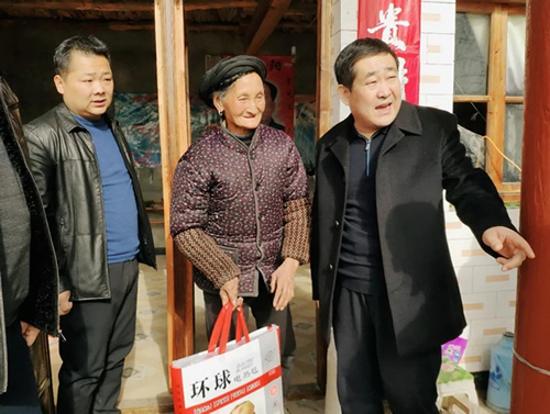 市龍江集團(tuán)在文縣橋頭鎮(zhèn)安子坡村開展“解難題、辦實(shí)事、送溫暖”活動