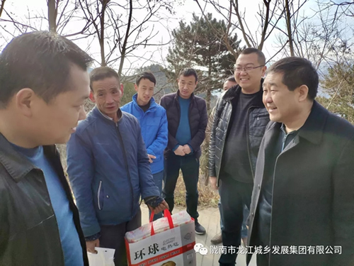 市龍江集團(tuán)在文縣橋頭鎮(zhèn)安子坡村開展“解難題、辦實(shí)事、送溫暖”活動