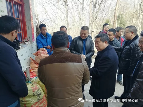 市龍江集團(tuán)在文縣橋頭鎮(zhèn)安子坡村開展“解難題、辦實(shí)事、送溫暖”活動