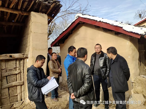 市龍江集團(tuán)在文縣橋頭鎮(zhèn)安子坡村開展“解難題、辦實(shí)事、送溫暖”活動