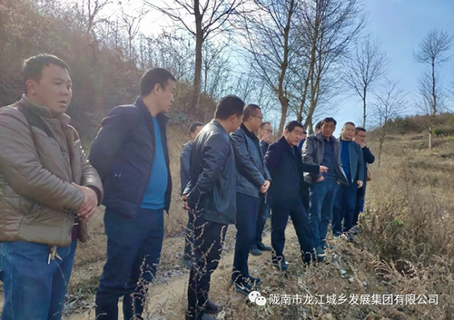 市龍江集團(tuán)在文縣橋頭鎮(zhèn)安子坡村開展“解難題、辦實(shí)事、送溫暖”活動