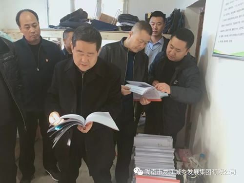 市龍江集團(tuán)在文縣橋頭鎮(zhèn)安子坡村開展“解難題、辦實(shí)事、送溫暖”活動