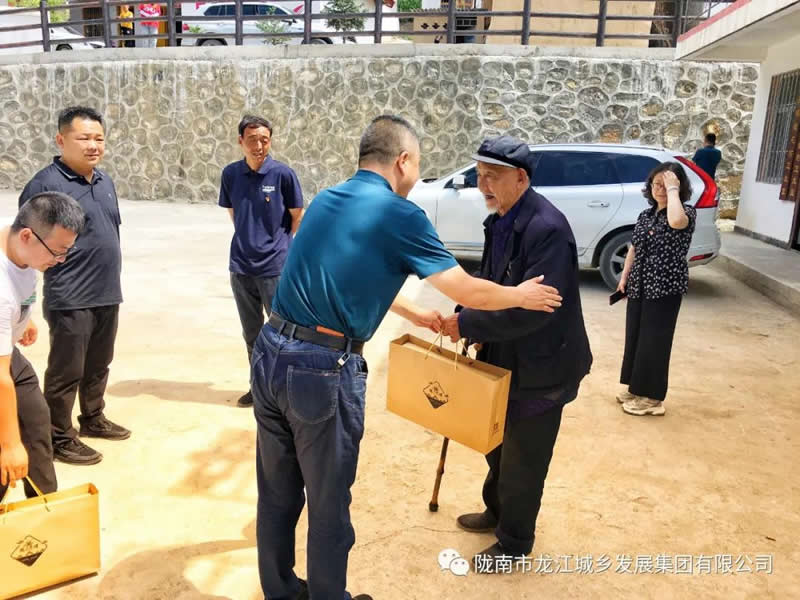 “感黨恩、憶黨史”，--市龍江城鄉(xiāng)發(fā)展集團(tuán)公司開(kāi)展慶祝建黨99周年主題黨日活動(dòng)